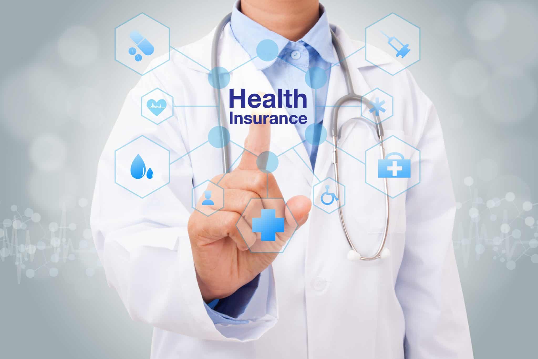 Доктор касается экрана на котором надпись 'helth insurance'