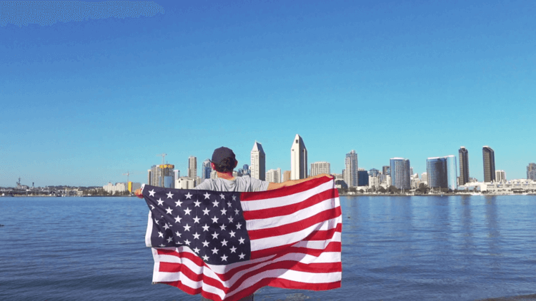 Человек с флагом США