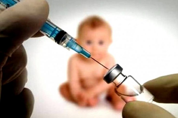 Ребенку делают вакцину