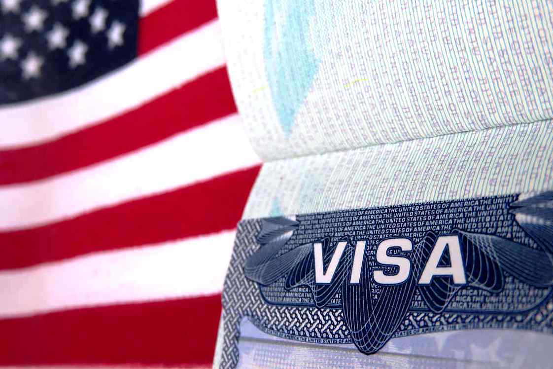 ВИза США на фоне флага США